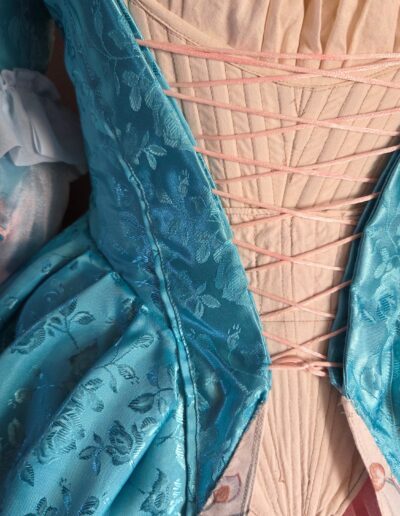 main gown front lacing