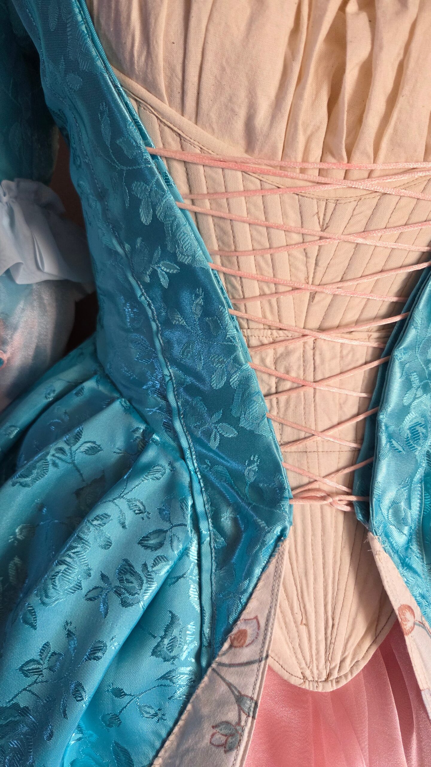 main gown front lacing