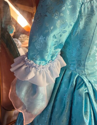main gown left back sleeve