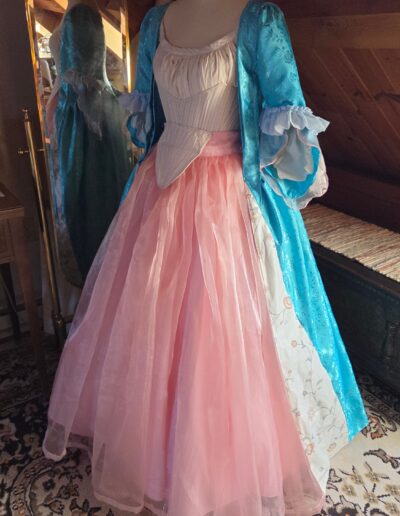 unlaced main gown left front side