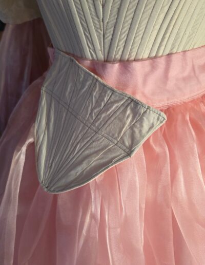 short stomacher half pinned