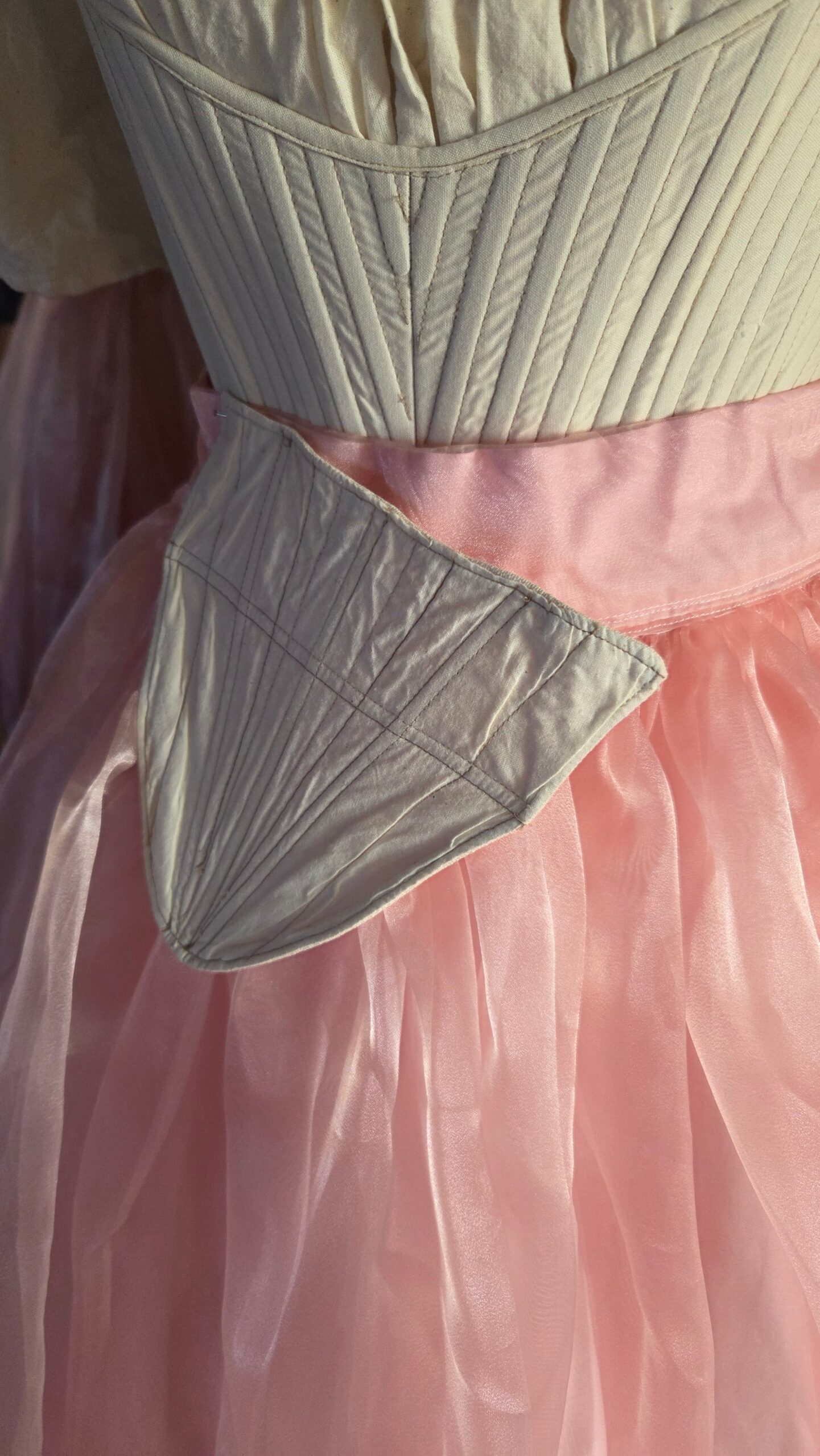 short stomacher half pinned